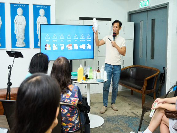 A speaker explained plastic waste sorting and the state of the recycling industry in Hong Kong to seniors and students. 